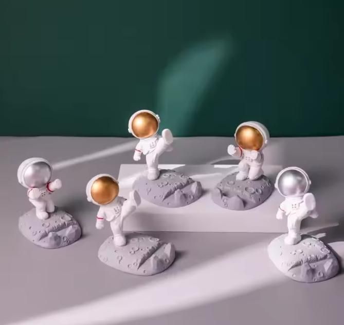🚀 Nordic Style Astronaut Mobile Phone Stand Holder 🌌