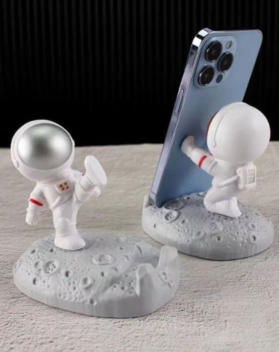 🚀 Nordic Style Astronaut Mobile Phone Stand Holder 🌌